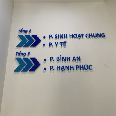 Chữ mica dán trực tiếp vào tường